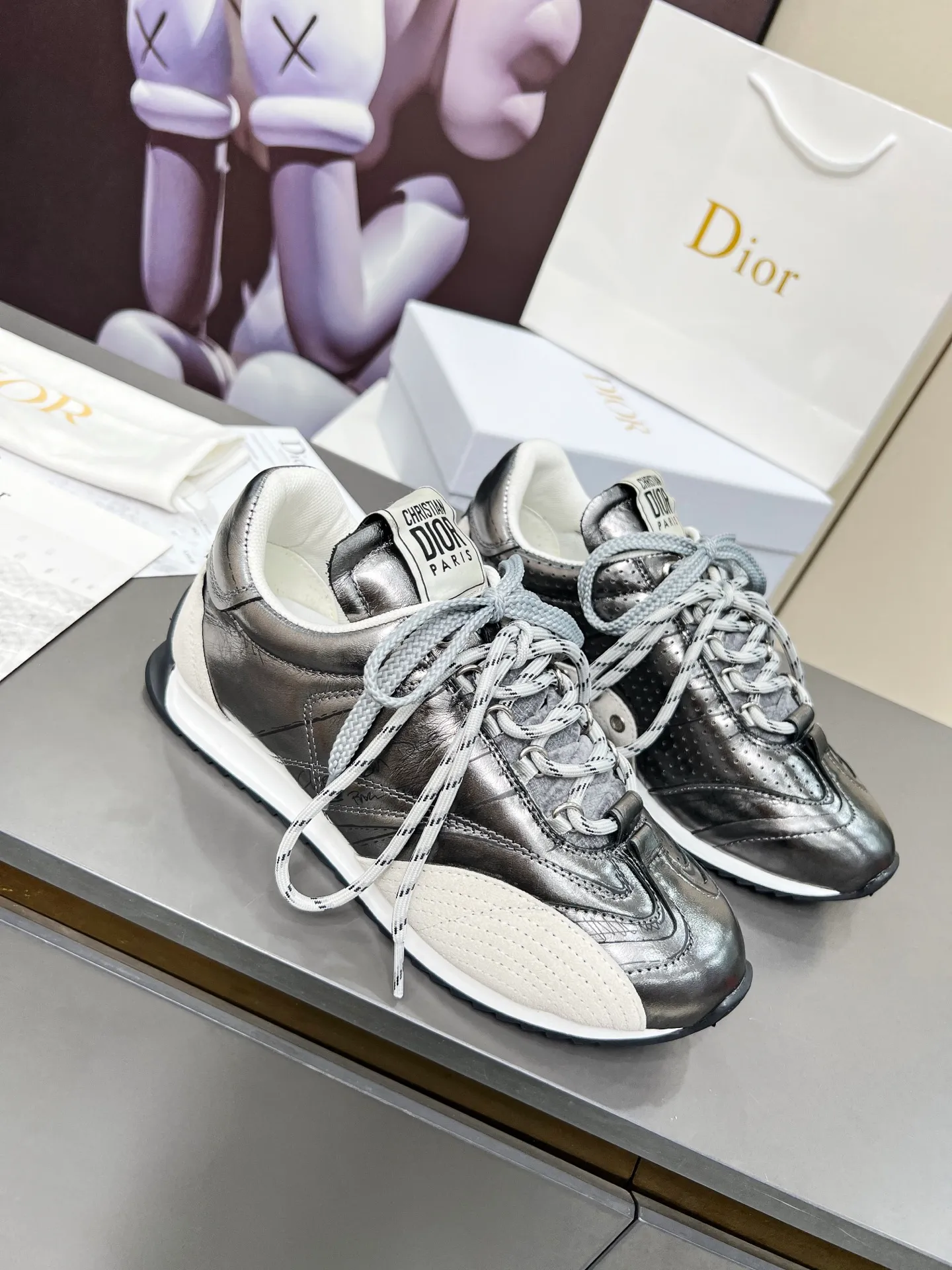 These silver men's shoes 💰580 D-Sketch sneakers are a new product of the 2025 spring and summer ready-to-wear series❤️‍🔥❤️‍🔥❤️‍🔥❤️‍🔥, highlighting the classic retro aesthetics. Crafted from gold-toned crinkled sheepskin and gold-toned laminated calfskin 🌹🌹🌹, it features beige suede calfskin panels and double laces. The side is decorated with a handwritten Christian Dior Men's Shoes 💰aris logo🎆🎆🎆, while the heel and tongue are embellished with Christian Dior Men's Shoes 💰aris logo panels and plaques. Paired with two-color thin rubber soles, they look more refined. Size: 35~41 (men’s model is currently available). Color: black, white, gold, silver.
